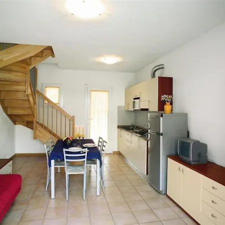 Two Bedroom Flat In A Newly Renovated *